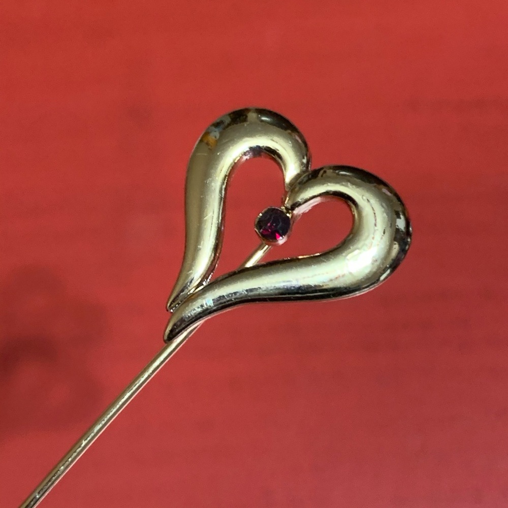 Heart. Gold tone lapel pin. Stick pin